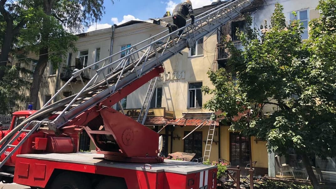 В Одессе пожарные тушат возгорание в трехэтажном жилом доме, 12 июля 2020 года