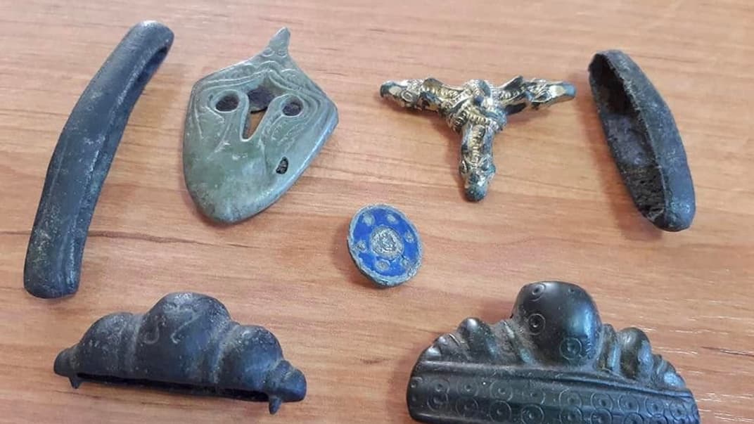 Элементы холодного оружия и его отделки, обнаруженные таможенниками