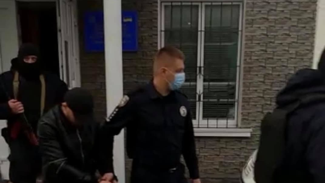 В Винницкой области двое пьяных мужчин напали на избирком: обвиняли в фальсификации и хотели забрать бюллетени