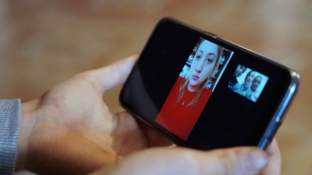 29-летняя Тико Бибичадзе, уже 5 лет находящаяся на заработках в Италии, беседует со своими тремя детьми. Варцихе, Грузия, декабрь 2020 года