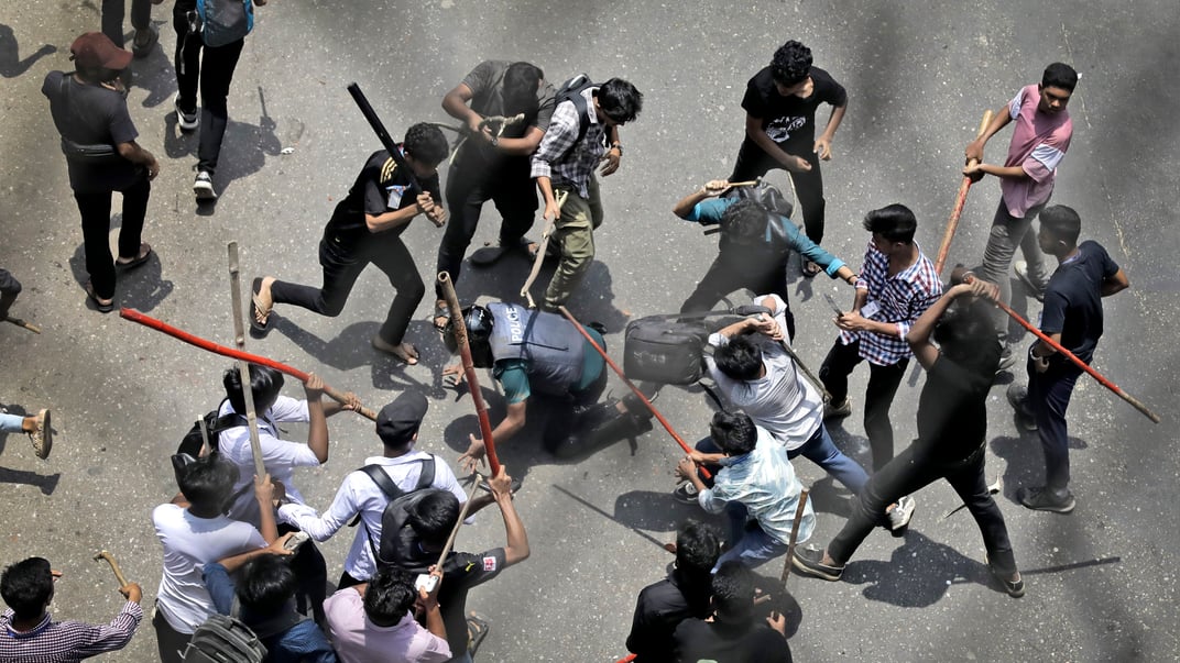 Студенти побили поліціянта палицями під час протесту проти системи квот на державній службі, Дака, Бангладеш, 18 липня 2024 року