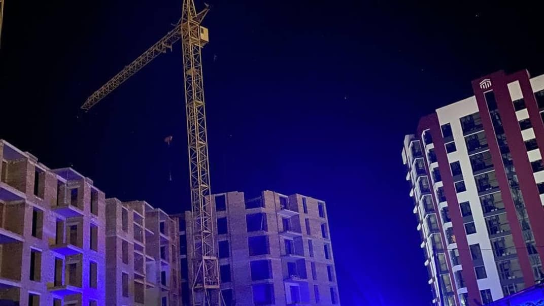 Кран, на який виліз чоловік у Луцьку, 7 вересня 2023 року