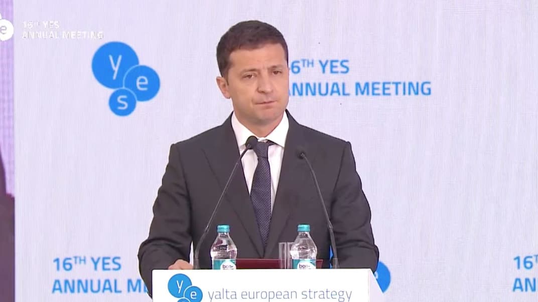 Президент України Володимир Зеленський під час виступу на 16-ому щорічному форумі YES у Києві