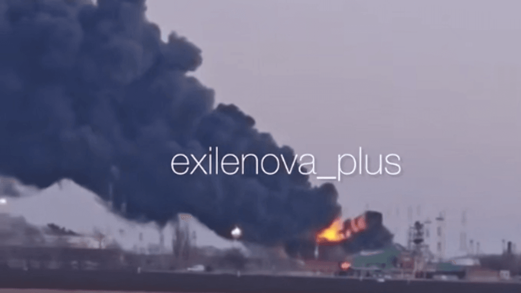 После атаки дронов в Краснодарском крае рф вспыхнул пожар на нефтебазе