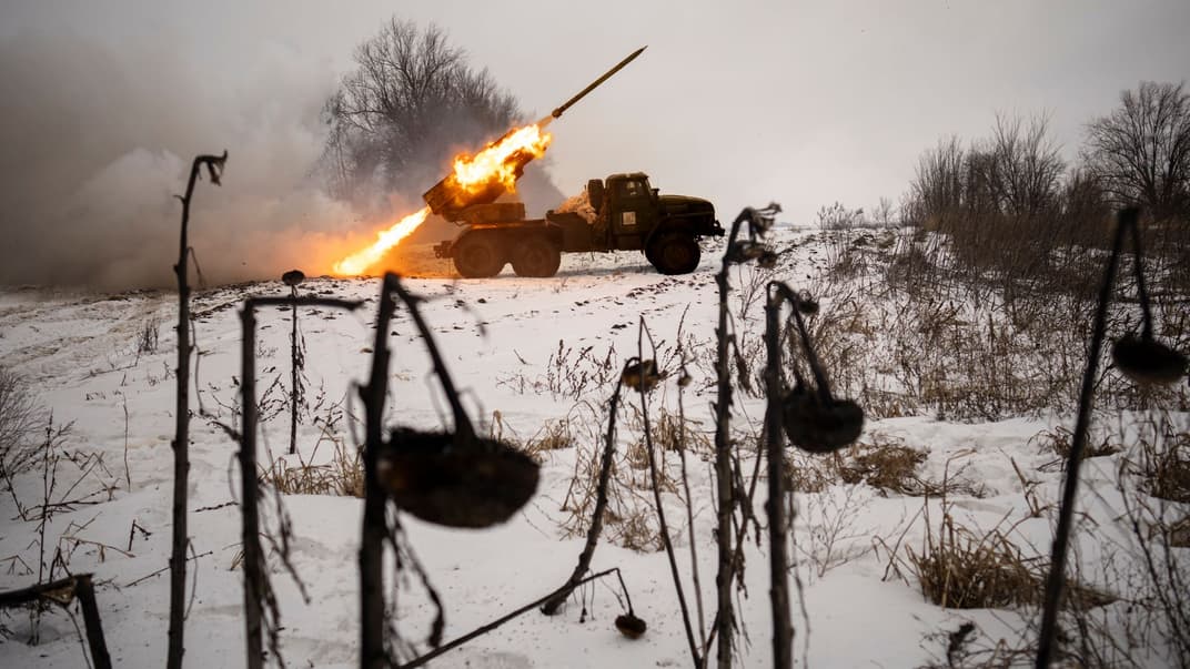 Украинские военные 14-й отдельной механизированной бригады ведут огонь из РСЗО по российским позициям в районе Харькова, 25 февраля 2023 года