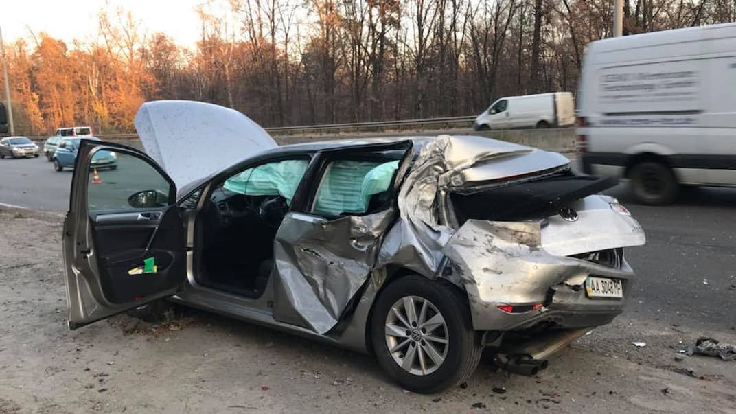 В автівку народного депутата Лещенка на узбіччі траси врізалася вантажівка