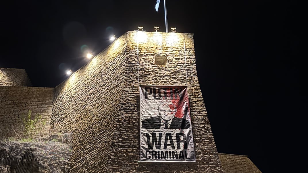 Плакат, який розмістили на стіні Нарвського замку в Естонії