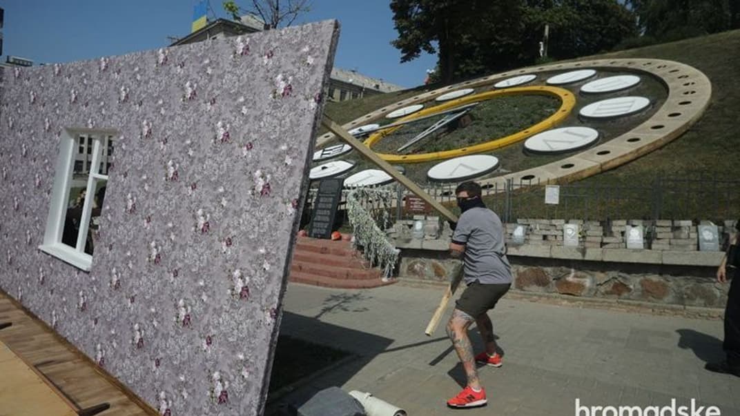 Радянські декорації на Алеї Героїв Небесної Сотні у Києві, 17 серпня 2021 року