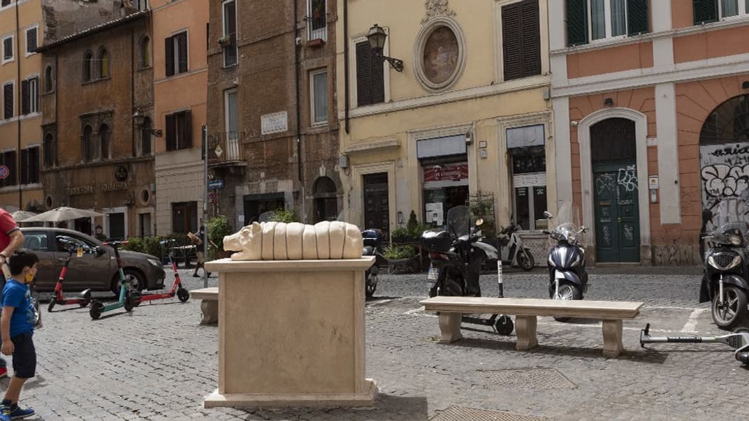 Інсталяція «Від бутерброда до площі» в районі Траставере в Римі. Вона викликала хвилю протестів зоозахисників