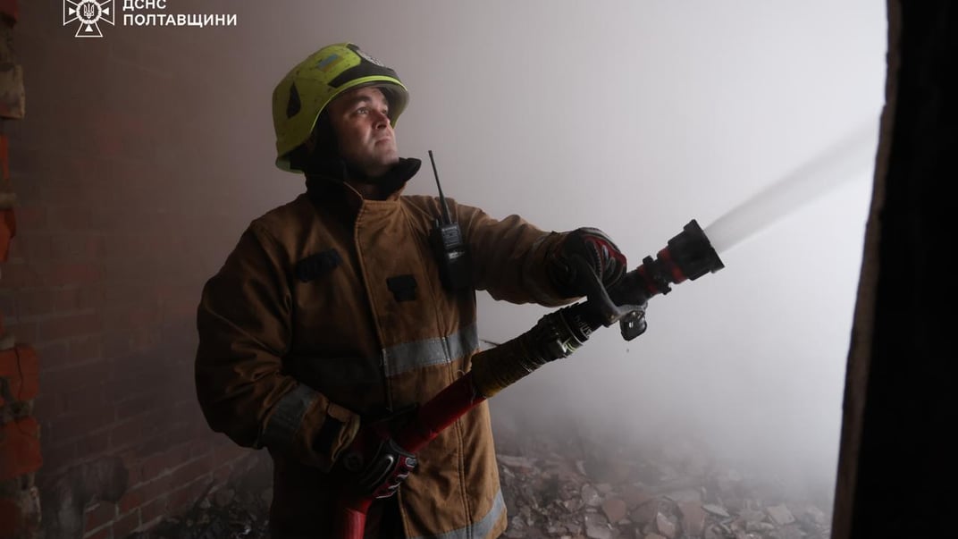 Рятувальник ДСНС гасить пожежу, яка сталася внаслідок російського удару по Полтавщині 3 жовтня 2025 року