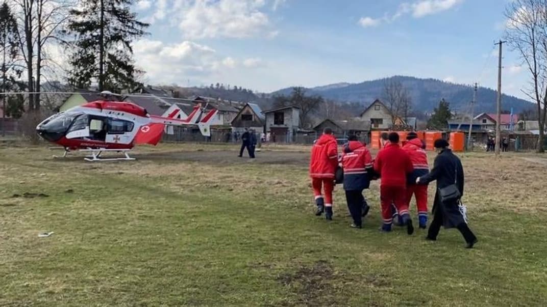 В Україні вперше провели цивільну евакуацію пацієнта до лікарні гелікоптером. Це дозволило майже втричі скоротити час