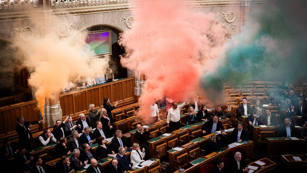 Депутати запалили димові шашки в угорському парламенті
