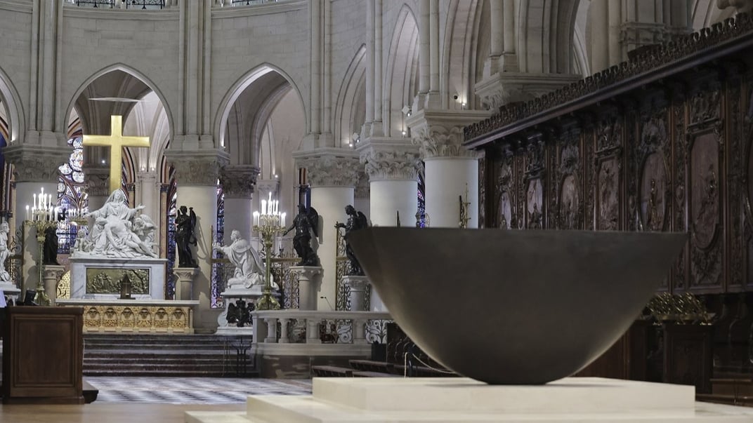 Вид на алтарь Собора Парижской Богоматери, когда президент Франции Эмманюэль Макрон посещает отреставрированный памятник архитектуры, 29 ноября