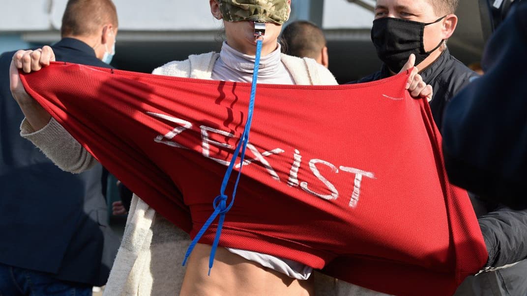 Полиция составила админпротокол в отношении активистки движения Femen, которая подняла юбку перед Зеленским