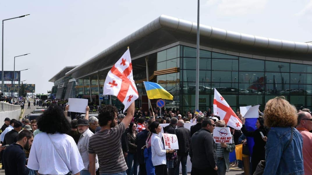 Акція протесту під аеропортом у Тбілісі, куди прилетів перший за чотири роки літак із Москви, 19 травня 2023 року
