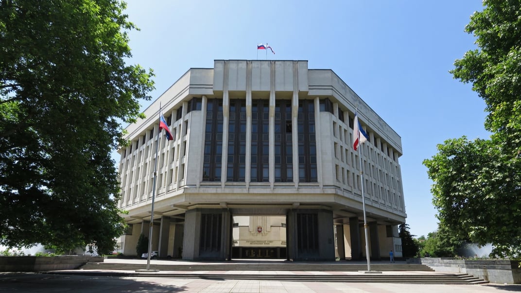 Здание Верховной Рады Автономной Республики Крым в Симферополе в оккупации, июнь 2016