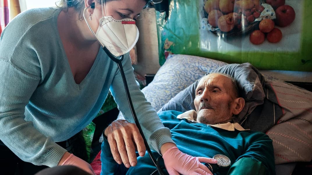 Лікарка Вікторія Магнич перевіряє пацієнта з коронавірусною хворобою у домі в селі Ільці Івано-Франківської області, 6 січня 2021 року.