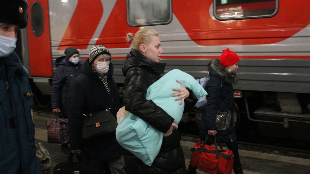 Жители Донецкой области покидают поезд, чтобы отправиться на временное проживание в Нижегородскую область, Нижний Новгород, Россия, 22 февраля 2022 года