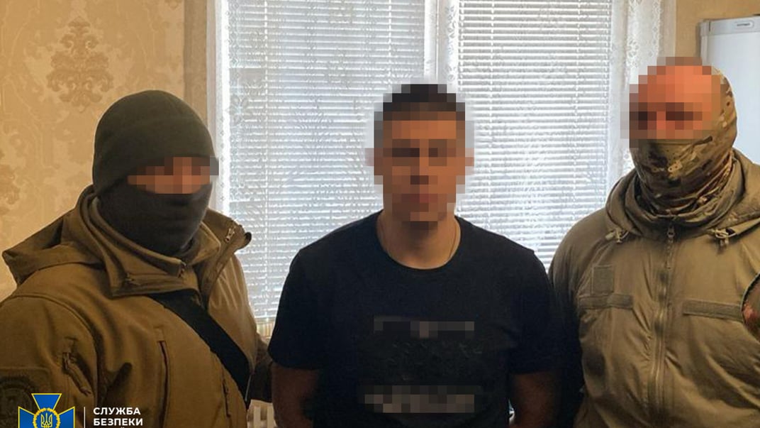 Сотрудники СБУ задерживают подозреваемого