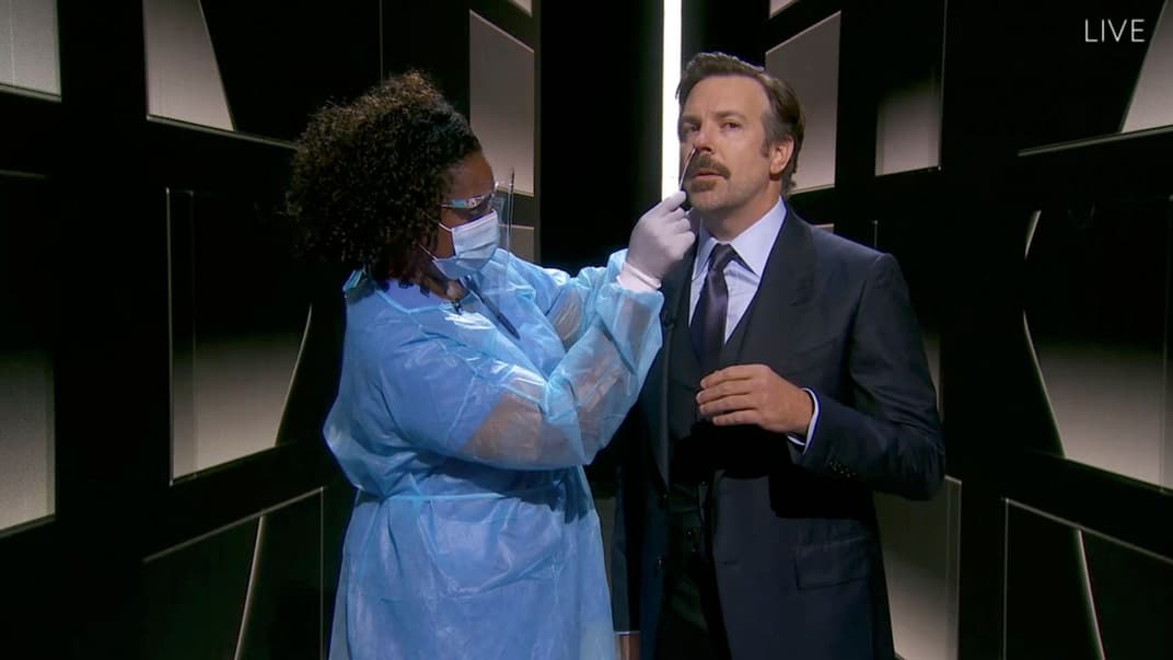 Джейсон Судейкіс представляє номінантів «Еммі» за найкращий комедійний серіал під час 72-ї щорічної церемонії вручення нагород у Лос-Анджелесі, Каліфорнія, США, 20 вересня 2020 року.