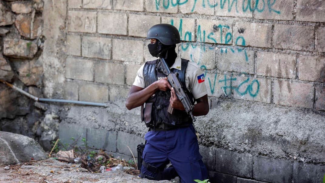 Полиция проводит обыск в столичном районе Гаити Морн-Кальвер, 9 июля 2021 года.