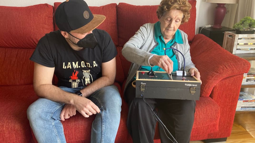 Іспанський інженер зробив для своєї 96-річної бабусі ретропристрій, щоб та могла спілкуватися через Telegram