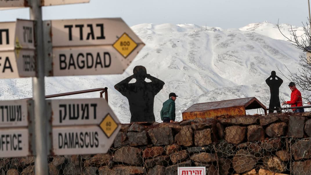 Вид на гору Хермон с горы Бенталь с видом на Голанские высоты, 20 января 2019 года. На смотровой площадке расставлены металлические фигуры в виде израильских пограничников