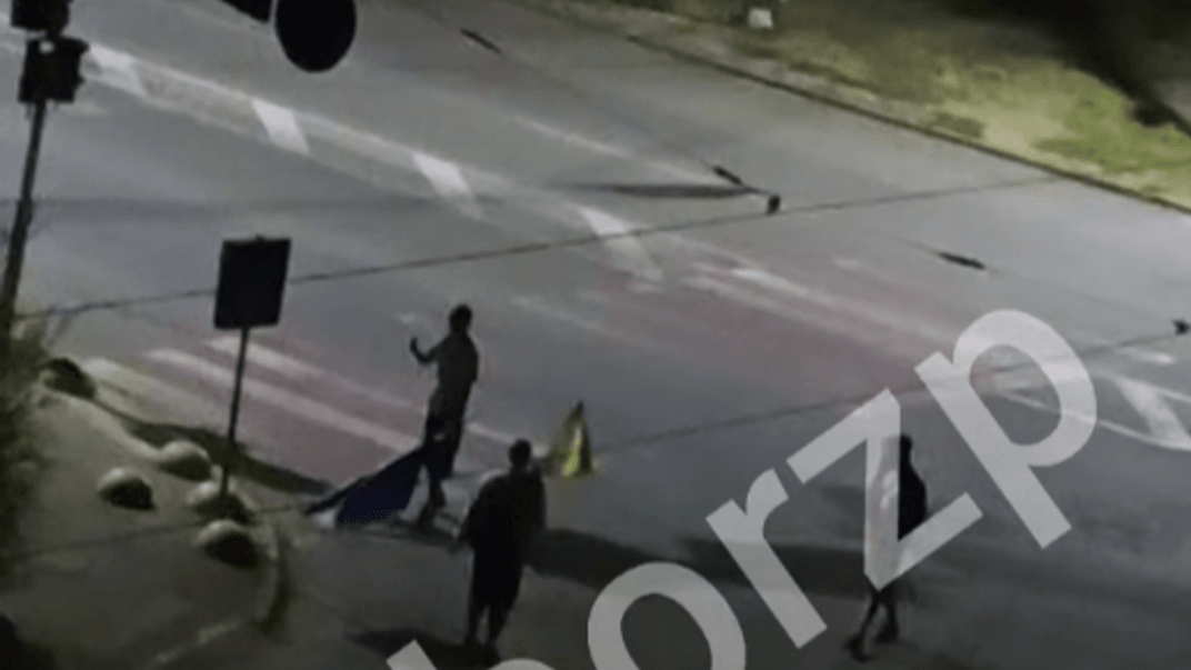 Хлопці з прапорами, які вони пошкодили