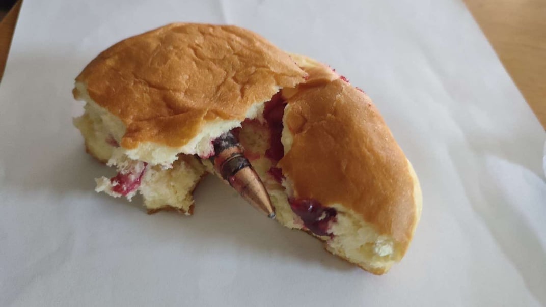 Патрон у булці, яку придбали в одному із супермаркетів Івано-Франківська