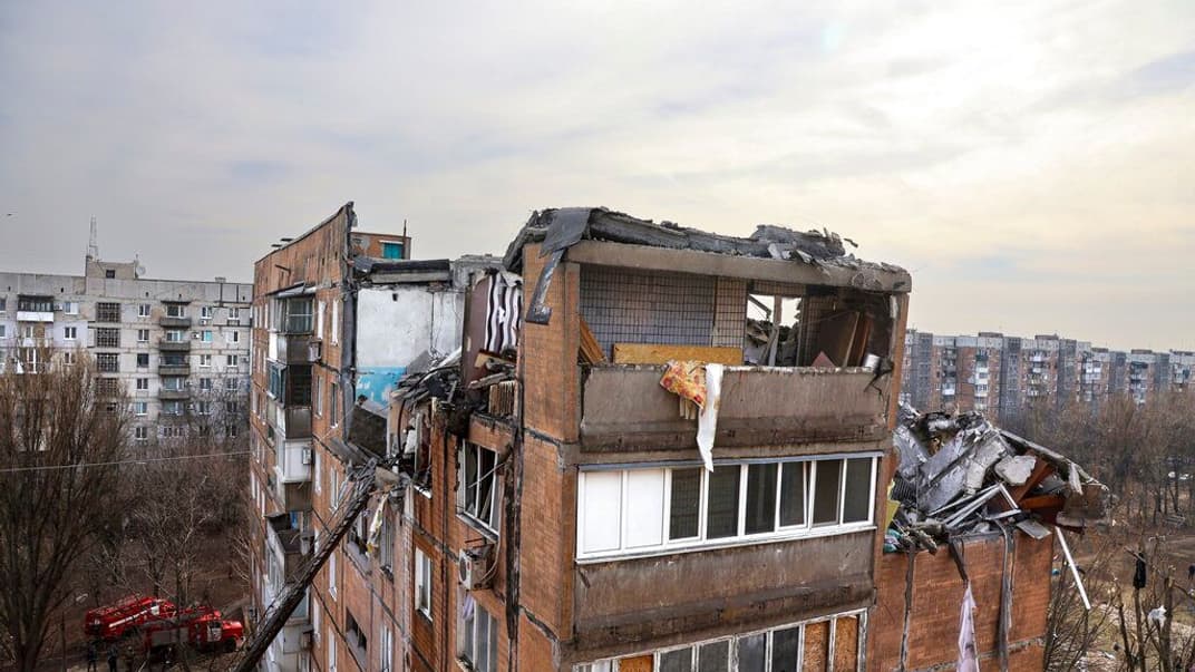 Розбитий житловий будинок у Донецьку, 30 березня 2022 року