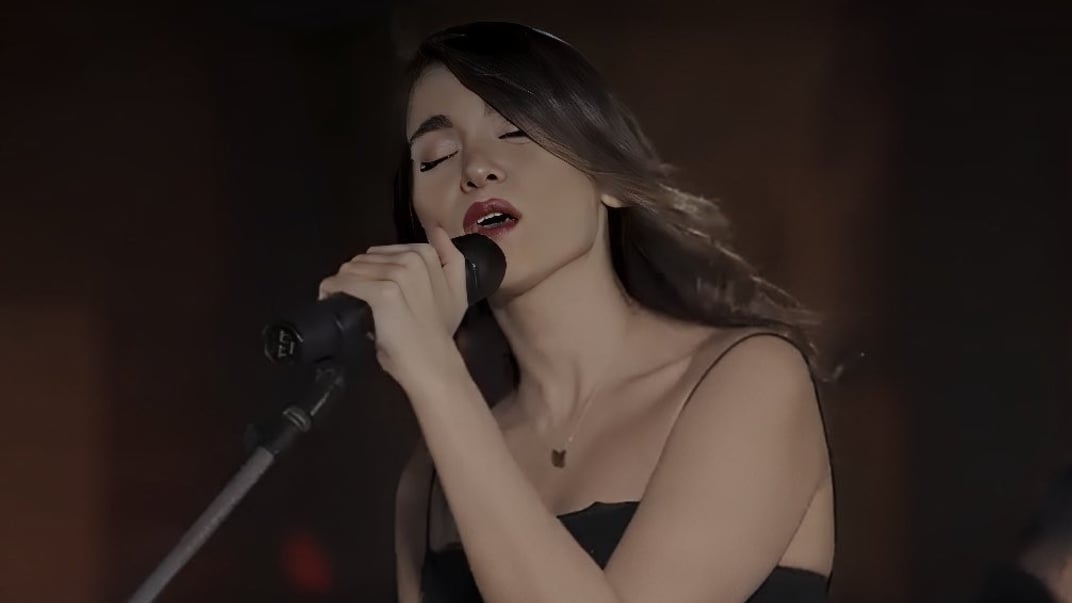 Парасту Ахмади на своем онлайн-концерте