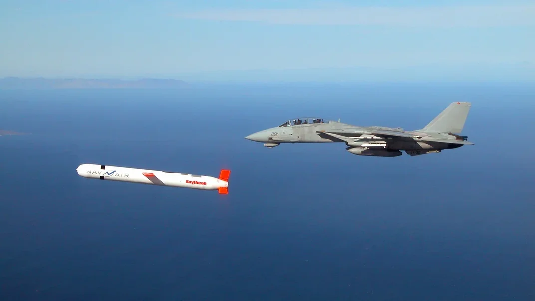Американська крилата ракета Tomahawk, яку супроводжує F-14 Tomcat ВМС США