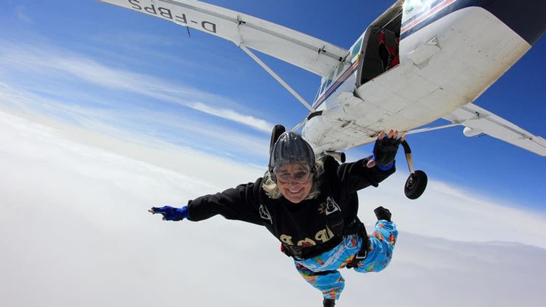 «Мы живем только раз». В возрасте 88 лет скончалась старейшая парашютистка мира, рекордсменка Книги Гиннеса Дайлис Прайс