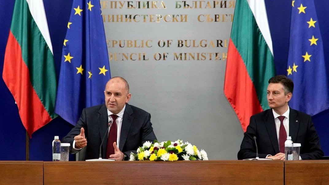 Прем'єр-міністр Болгарії Румен Радєв (зліва)