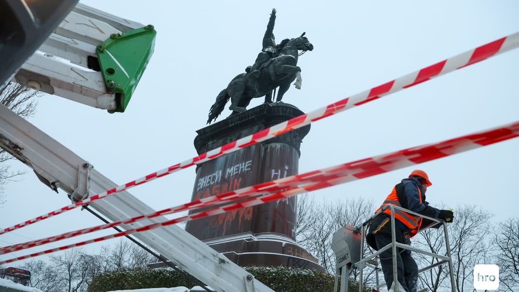 У Києві демонтували памʼятник Миколі Щорсу