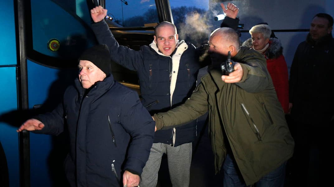 Звільнені з полону самопроголошених «Л/ДНР» цивільні громадяни України та військовополонені на КПВВ «Майорське» в день великого обміну полонених, Донецька область, 29 грудня 2019 року