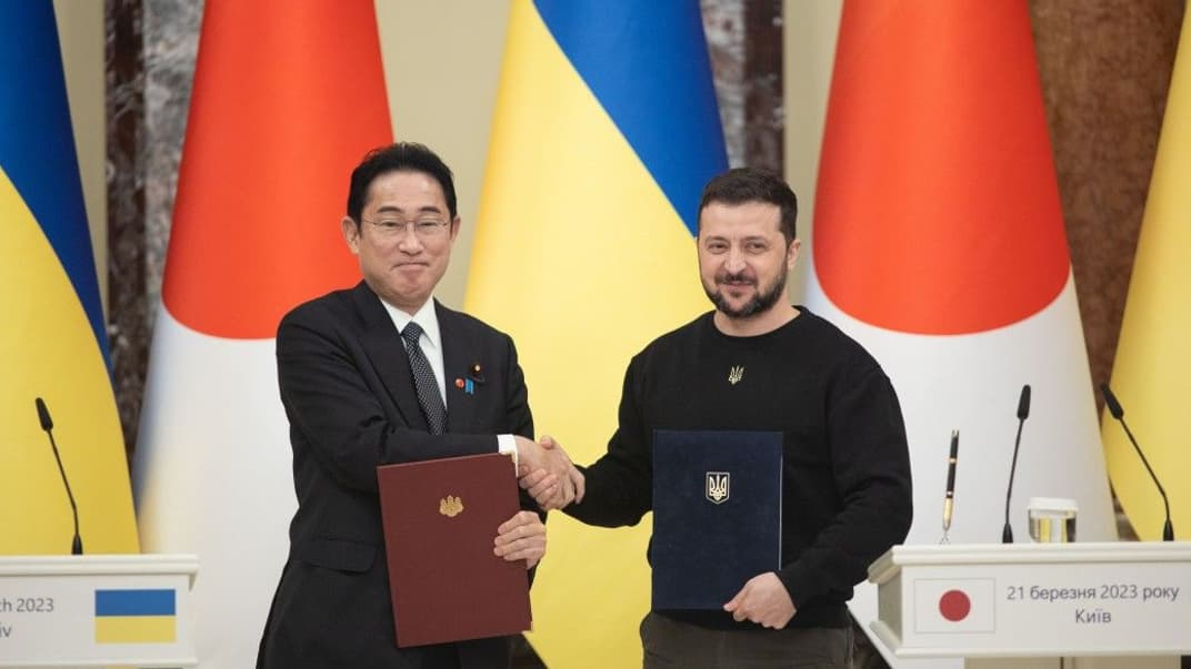 Премьер-министр Японии Фумио Кишида и президент Украины Владимир Зеленский, 21 марта 2023 года