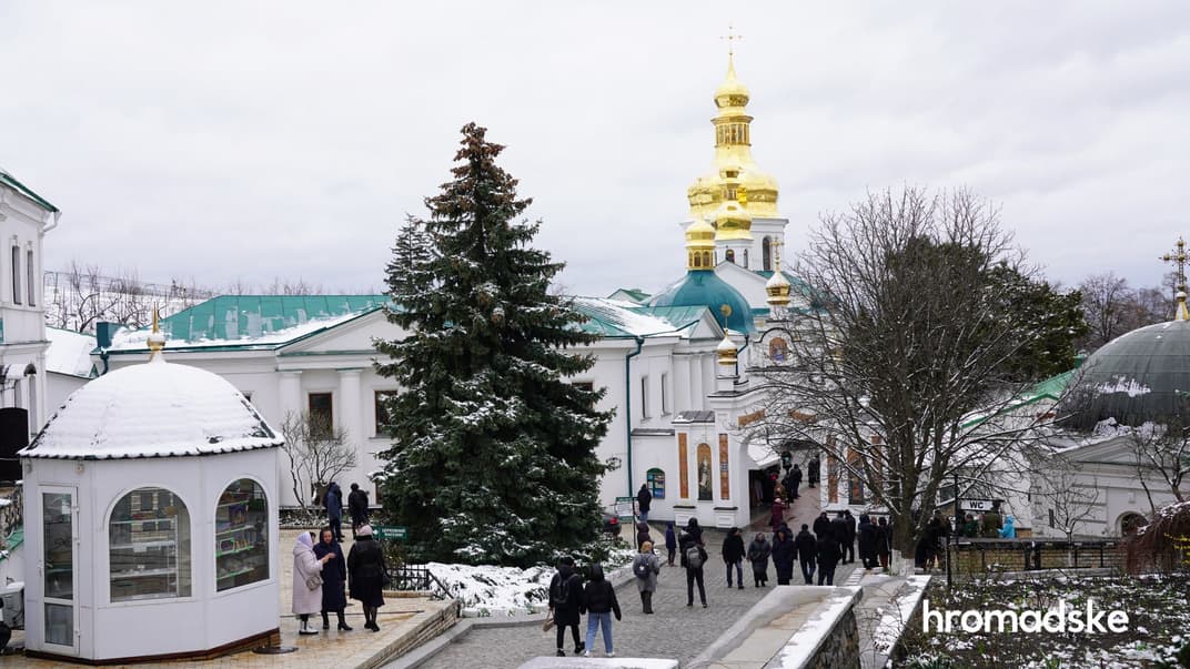 Верующие УПЦ МП собираются на последнее богослужение в Киево-Печерской лавре
