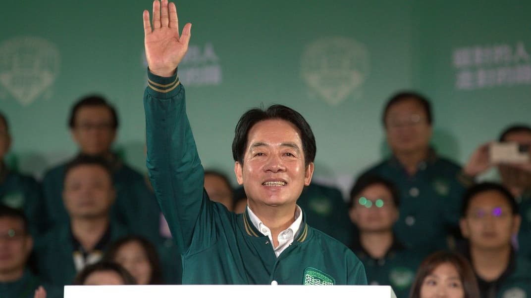 Вице-президент Республики Китай (Тайваня) Лай Чин-тэ празднует свою победу 13 января 2024 года.