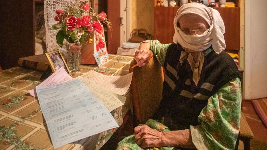 92-летняя Татьяна Васильевна ждет, когда придет соседка и поможет ей поставить свой голос в пяти бюллетенях, 25 октября 2020 года. Женщина живет одна, ею занимаются социальные службы