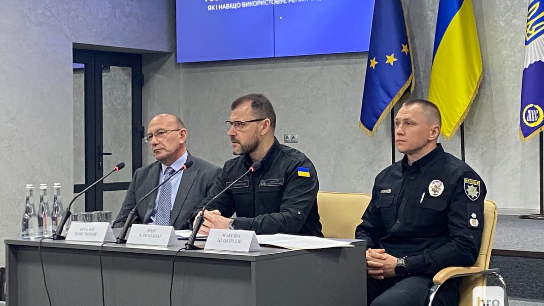 Зліва направо: Віталій Повстяний, Ігор Клименко та Максим Цуцкірідзе на брифінгу в Києві, 23 червня 2025 року