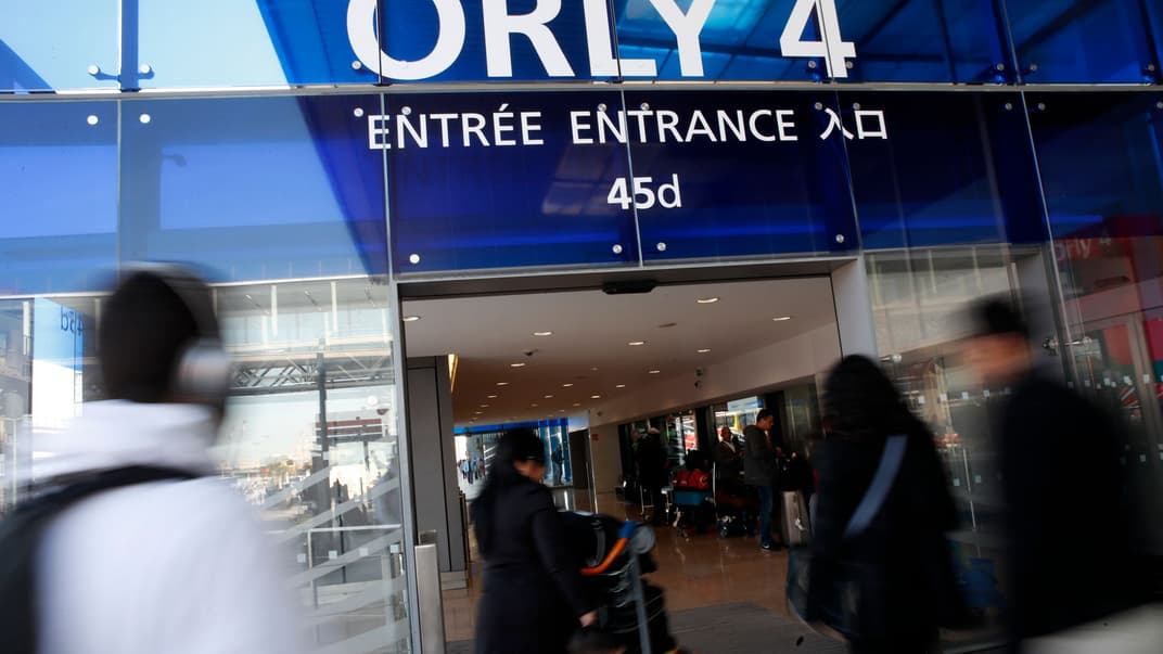 Ілюстративне фото. Пасажири заходять у паризький аеропорт Орлі. Саме там приземлився літак, де був виявлений чоловік у відсіку для шасі