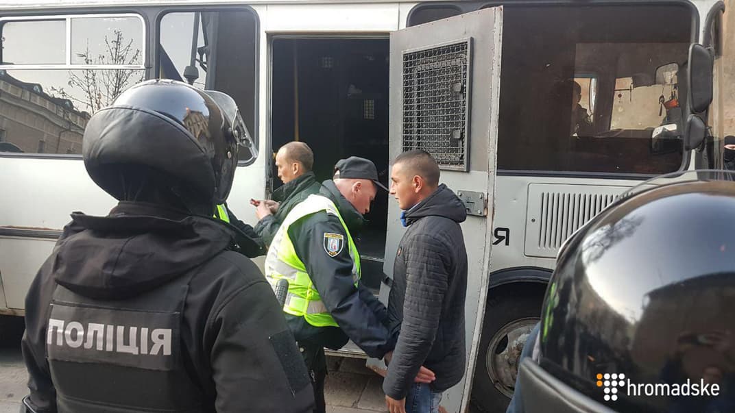 Поліція затримує молодиків біля Лаври в Києві