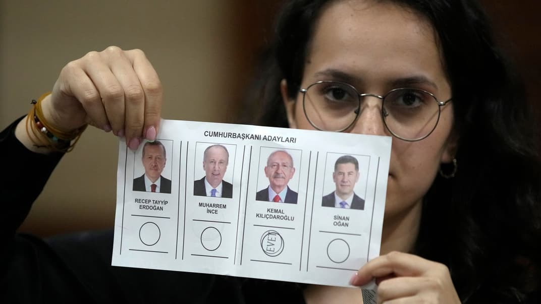 Представниця виборців демонструє бюлетень, на якому вона проголосувала за Кемаля Киличдароглу, на виборчій дільниці в Стамбулі, 14 травня 2023 року