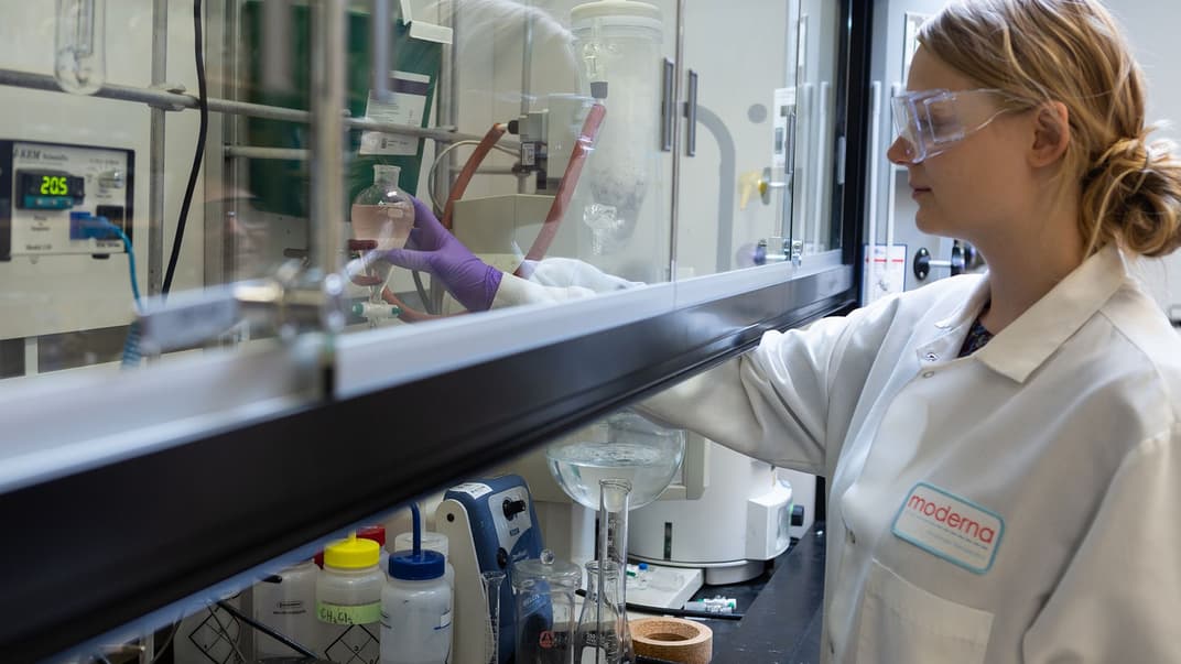 Американська фармацевтична компанія Moderna Therapeutics, яка спеціалізується на біотехнологічних дослідженнях і розробках, почала випробування вже через 42 дні після того, як розшифрували послідовність молекули РНК коронавірусу