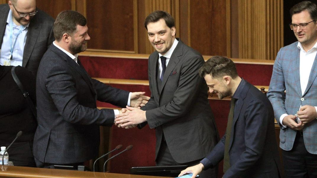 Прем'єр-міністр України Олексій Гончарук (в центрі) з міністрами свого Кабінету — Олександром Бородянським, Дмитром Дубілетом, Дмитром Кулебою — та лідером партії «Слуга народу», народним депутатом Олександром Корнієнком в ложі уряду під час засідання Верховної Ради, Київ, 17 січня 2020 року