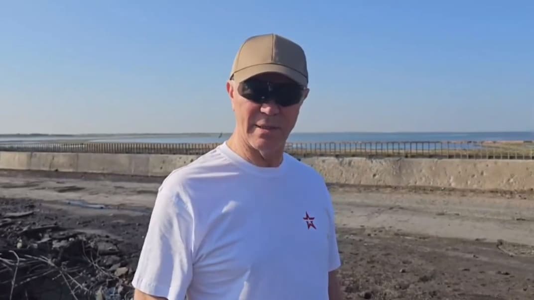 Колаборант і ставленик росії на Херсонщині Володимир Сальдо на тлі пошкодженого Чонгарського мосту