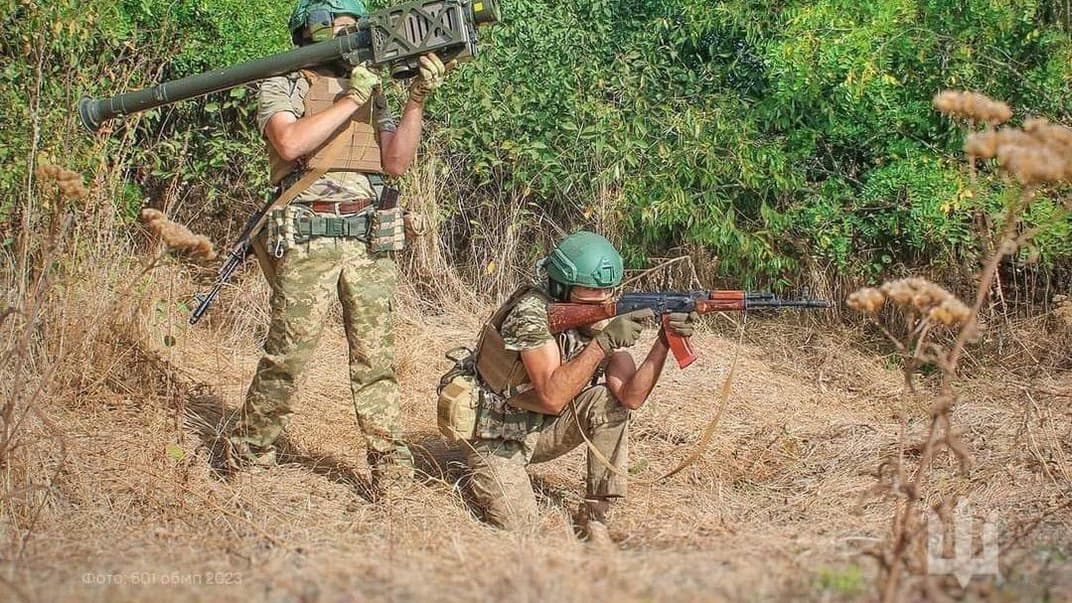 Українські військові й техніка на полі бою. Ілюстративне фото