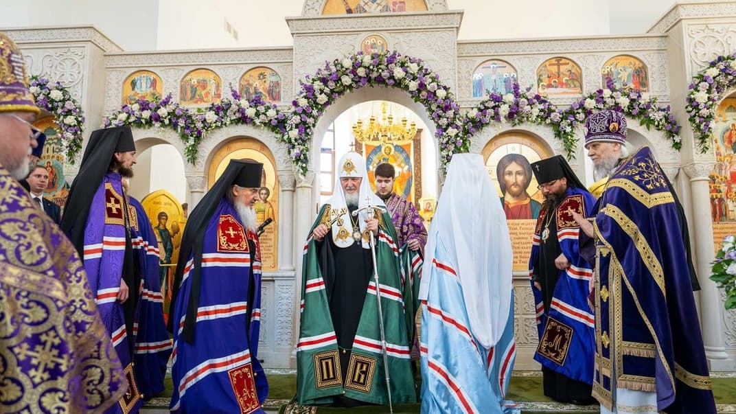 Патріарх московський кирило (у центрі) на освяченні храму в Москві, 14 квітня 2024 року