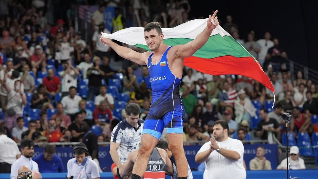 Семен Новіков святкує перемогу над іранцем Алірезою Мохмадіпіані під час фінального поєдинку з греко-римської боротьби серед чоловіків у ваговій категорії до 87 кг на Літніх Олімпійських іграх 2024 року, 8 серпня 2024 року